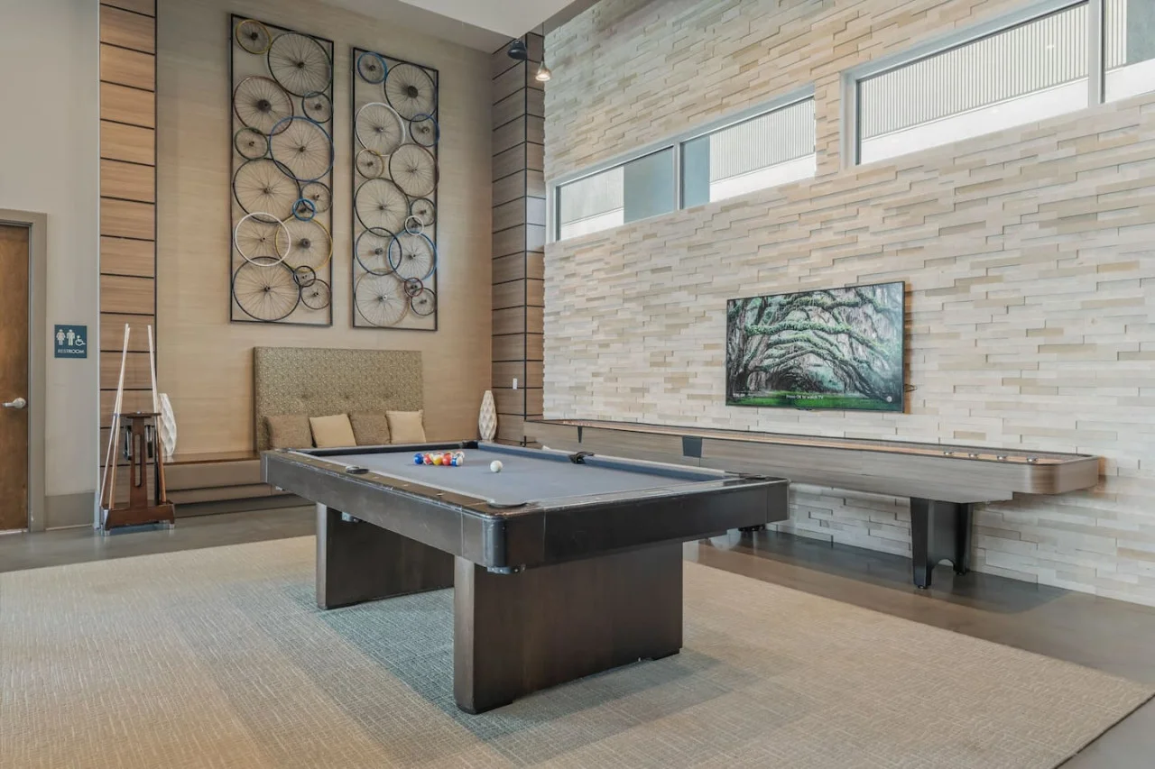 Spacious gaming room