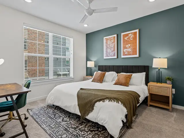 Lux APT Close to Downtown w/KING BED+BALCONY+LNDRY