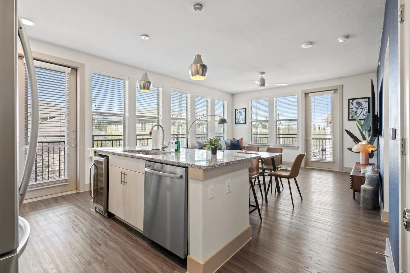 An open-concept area featuring a modern furnishings, and a stylish entertainment setup—ideal for gatherings and relaxation.
