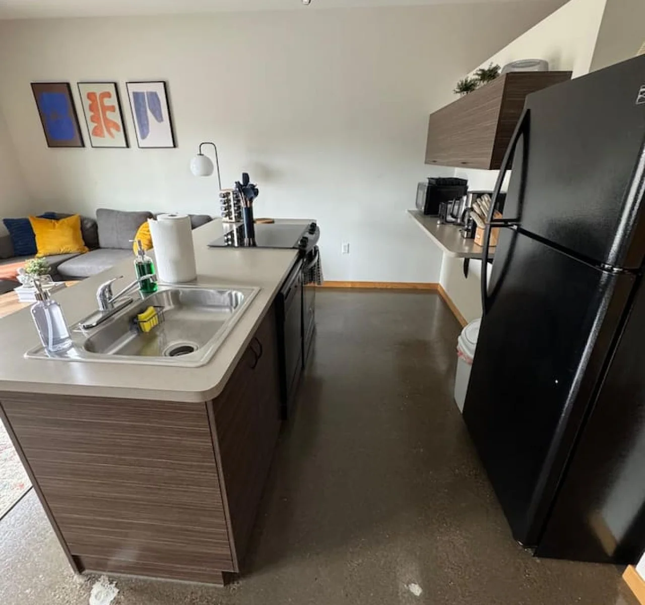 The kitchen’s open layout allows you to move freely as you prepare meals, with everything you need at your fingertips.