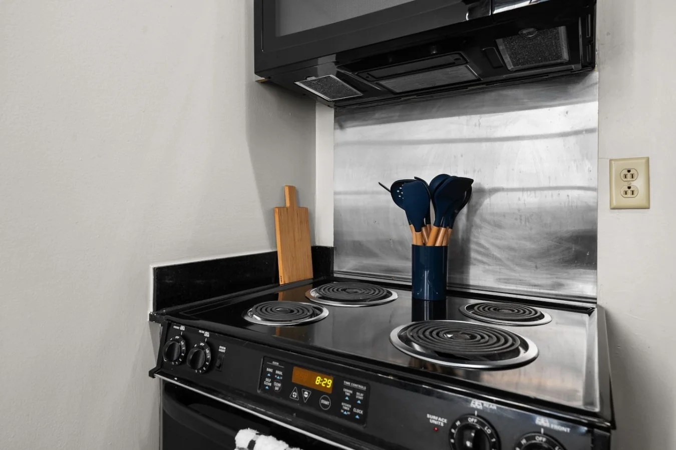 Full oven and 4 hob stove