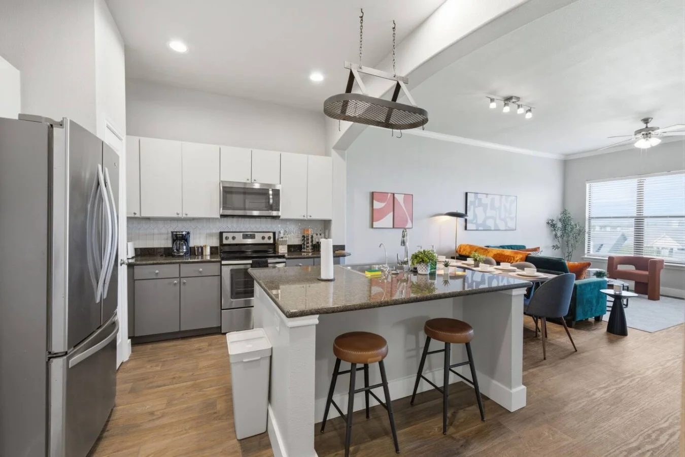 Sleeps 3 | Downtown & Sport Stadiums Nearby | Pool + Gym + Free Parking