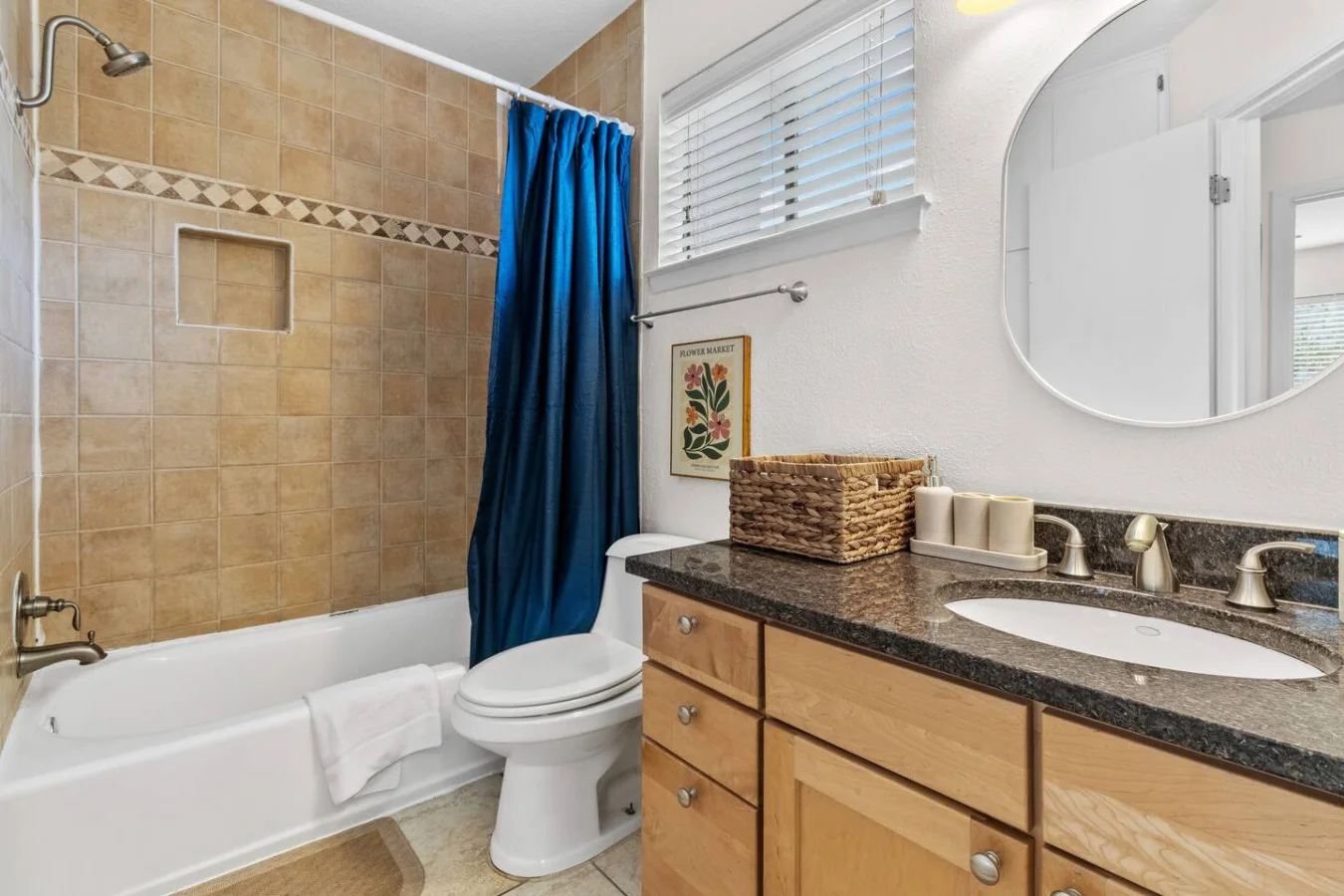 Bright full bath with tub-shower combo