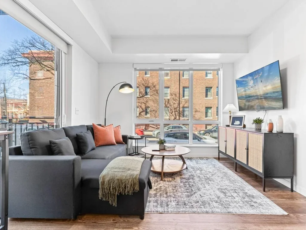 Uptown Chic 2BR 2BA w Gym near Lake, Trail & Shops