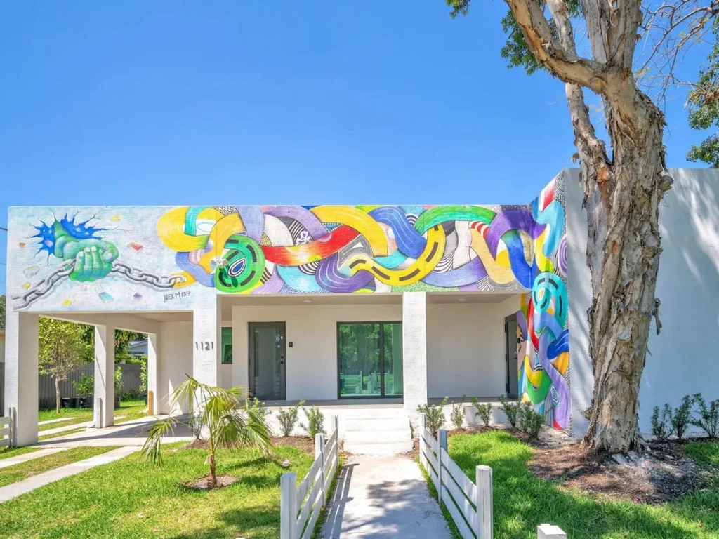 3BR/2BA|Vivid Vibe Villa|Gated Driveway & Backyard