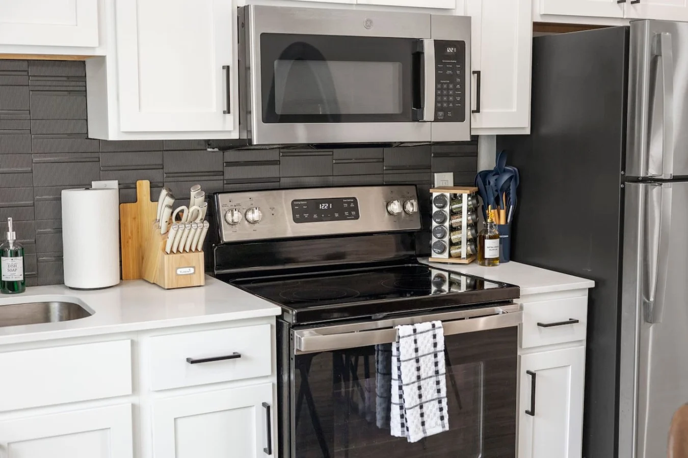 Stainless Steel/Black Appliances