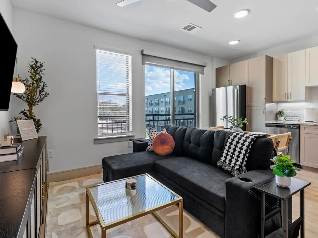 Upscale 1 King BR suite- Domain, Gym, Pool, Parking