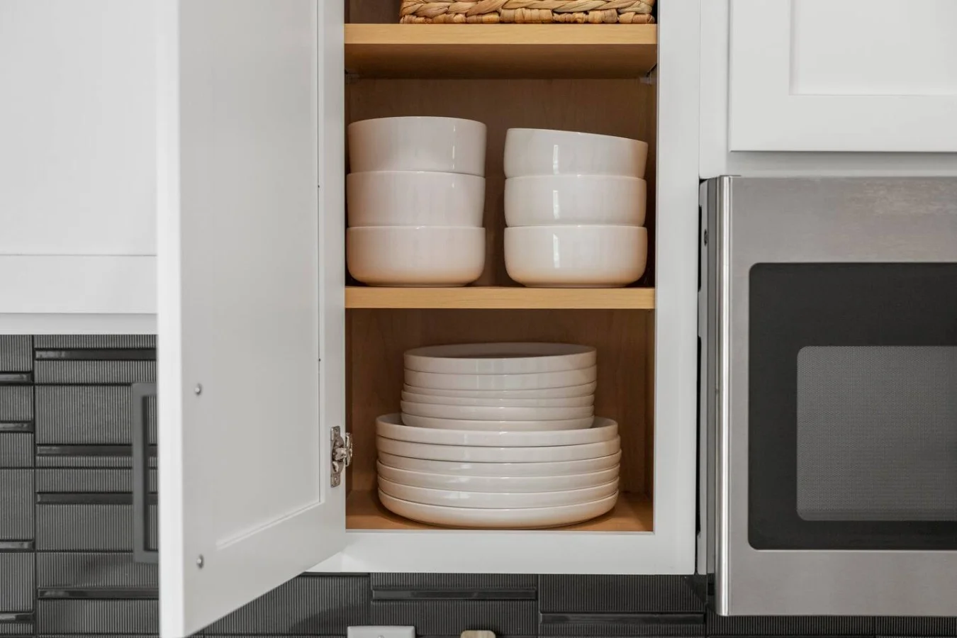 A set of 6 large plates, small plates & bowls