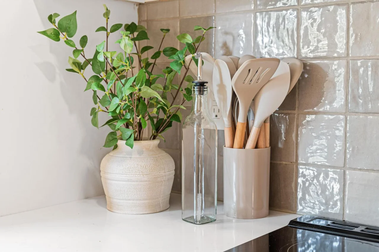 Cooking utensils - Oil dispenser - Decorative plant.