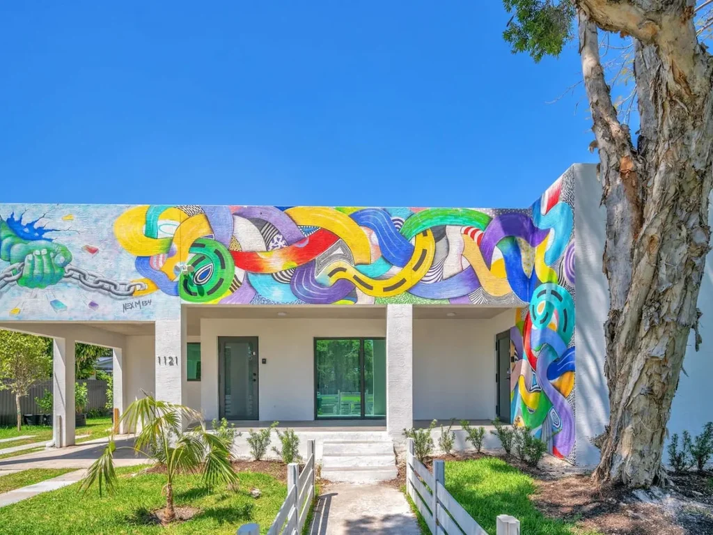 3BR/2BA| Artarian Villa| Gated Driveway & Backyard