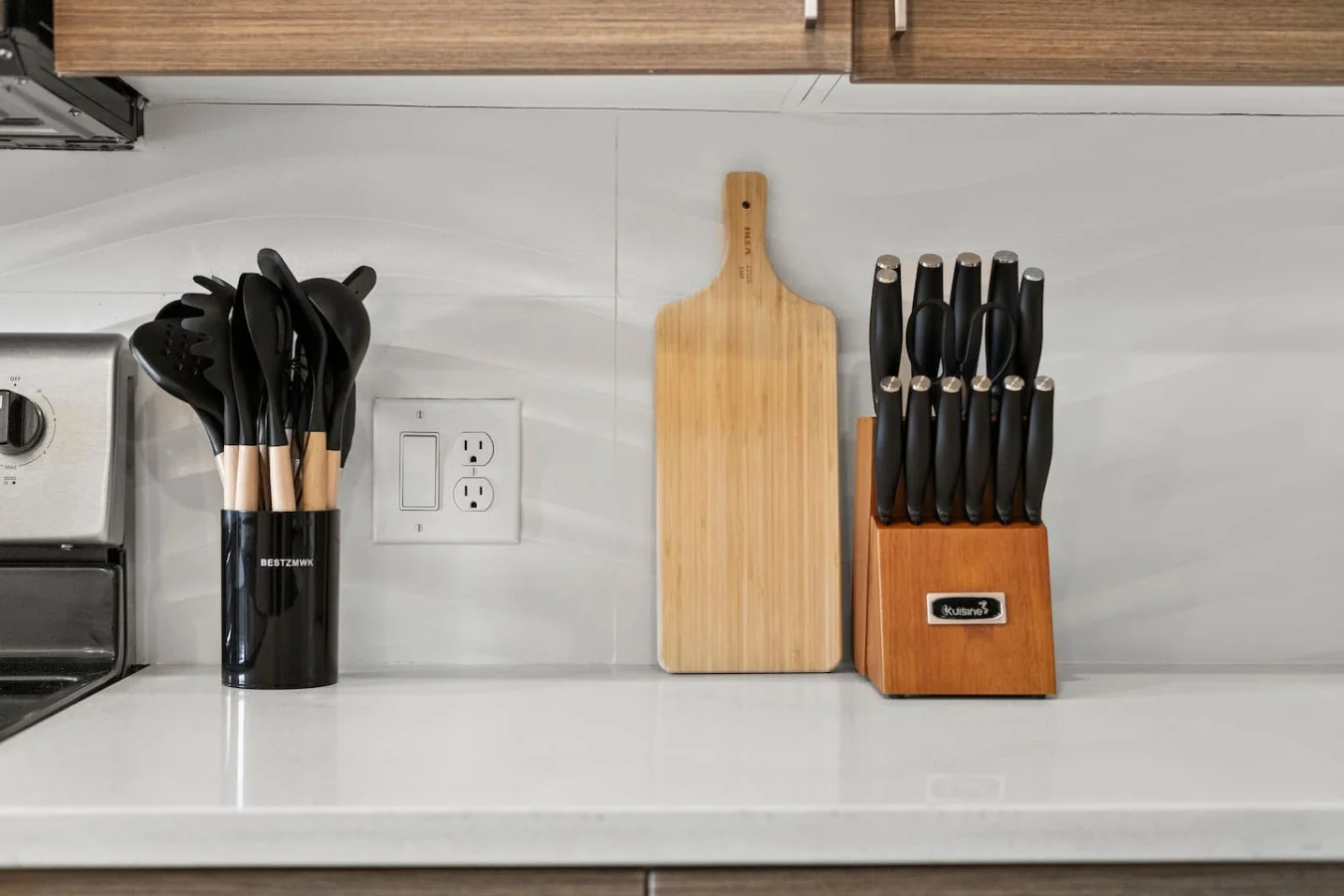 The kitchen’s open layout allows you to move freely as you prepare meals, with everything you need at your fingertips.