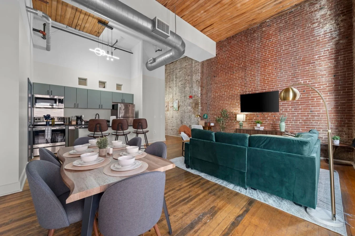 Seamless dining, kitchen and living space