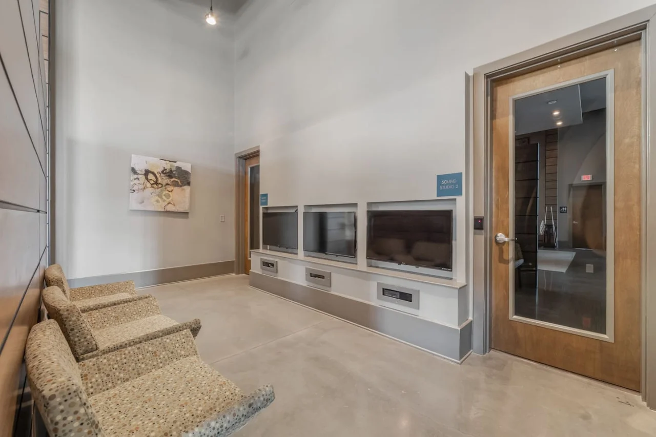 The living room’s cozy vibe makes it the perfect spot to relax, with ample seating and a warm ambiance.