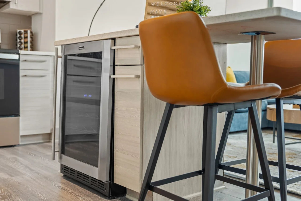The kitchen’s open layout allows you to move freely as you prepare meals, with everything you need at your fingertips.