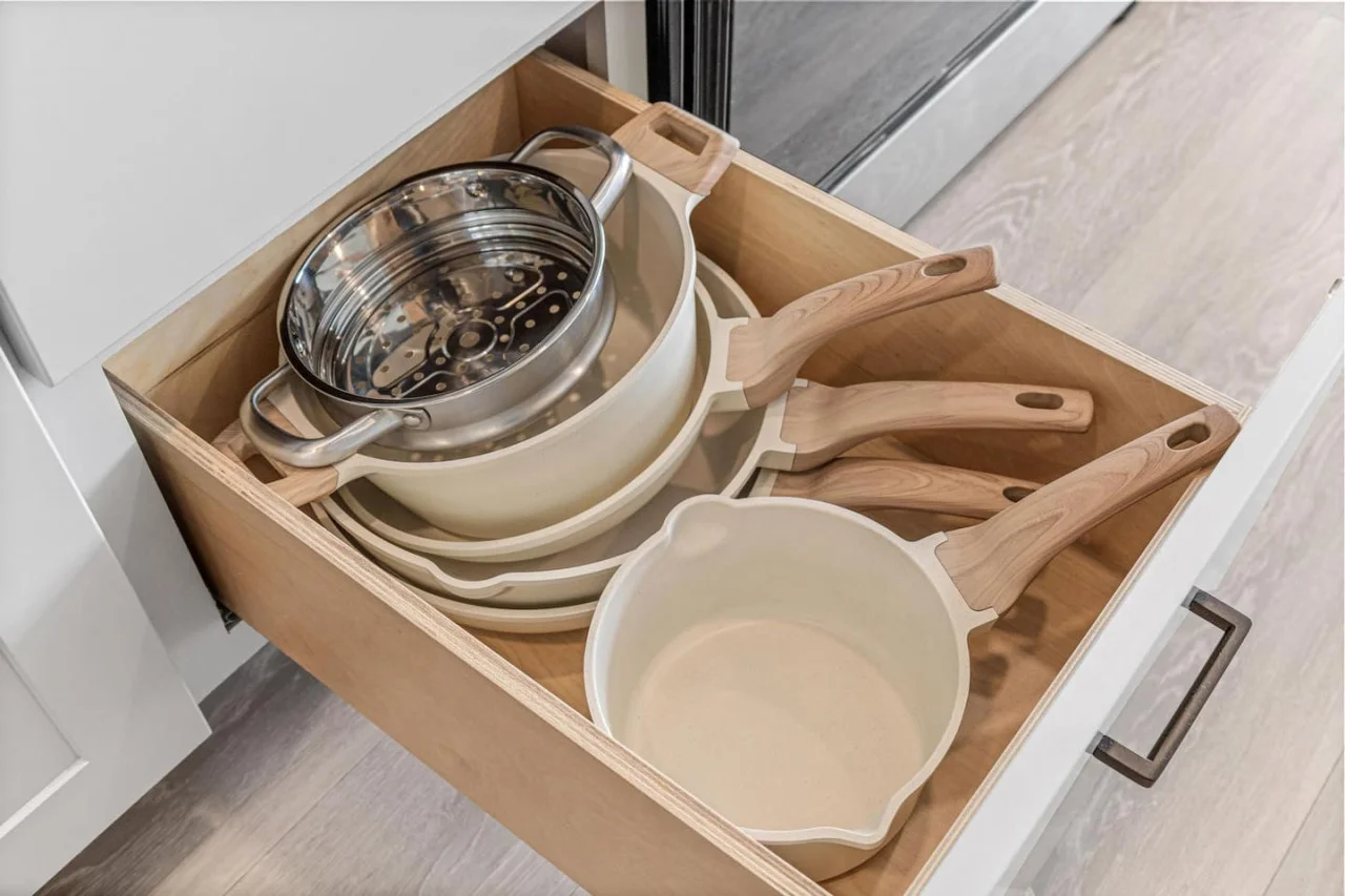 The kitchen’s open layout allows you to move freely as you prepare meals, with everything you need at your fingertips.