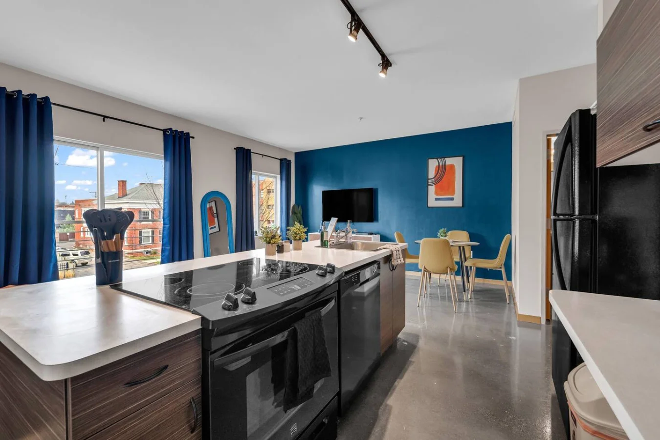 You’ll love the convenience of this fully equipped kitchen, where you can brew coffee, cook meals, or prepare snacks. The cozy layout and warm ambiance make cooking here a delightful part of your stay.