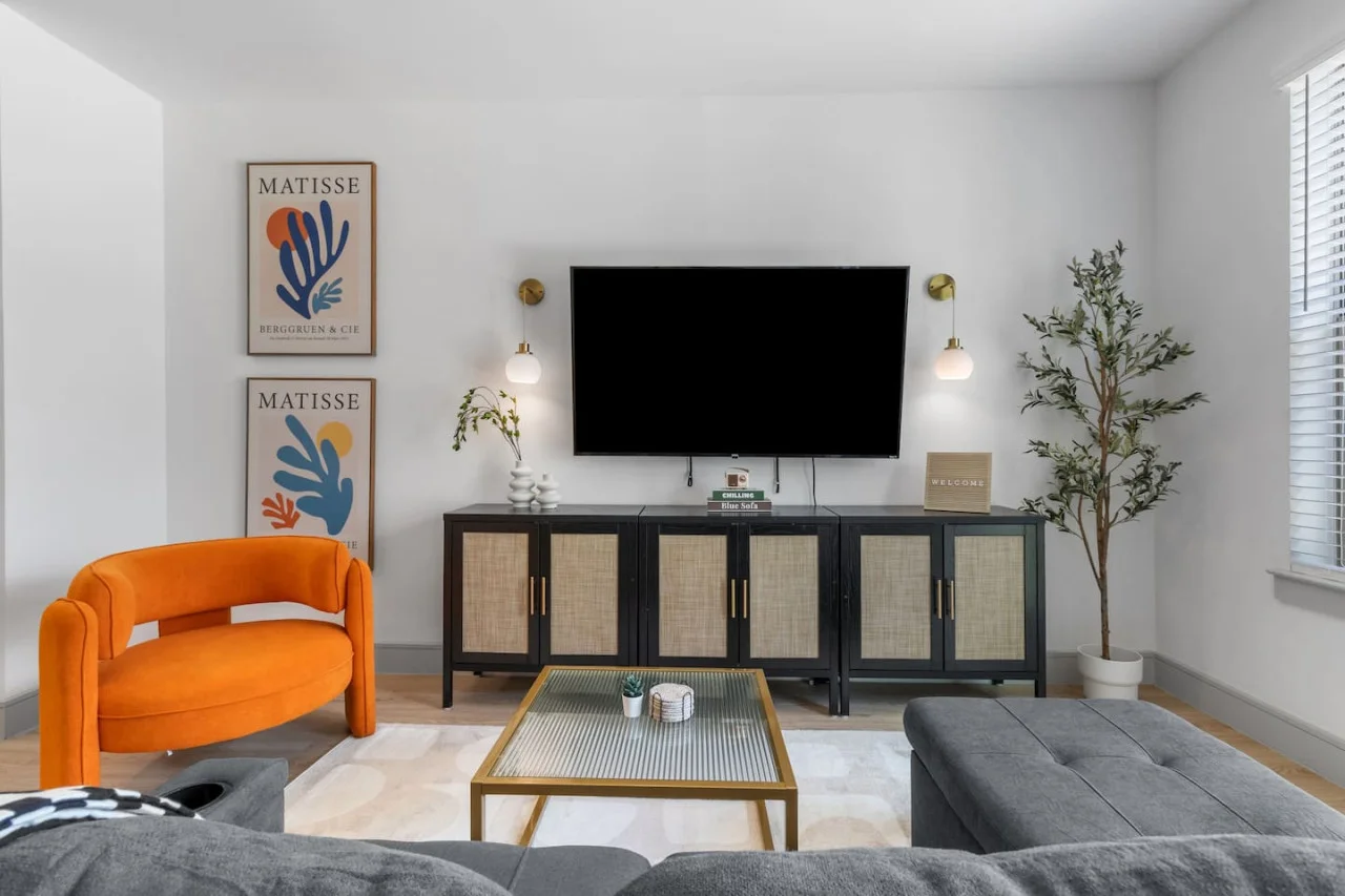The living room’s cozy vibe makes it the perfect spot to relax, with ample seating and a warm ambiance.