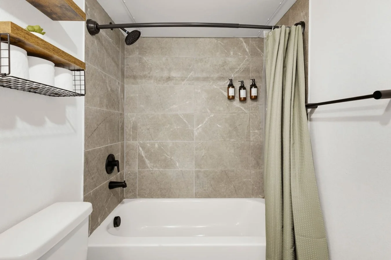 Full Bathroom With Shower/Tub