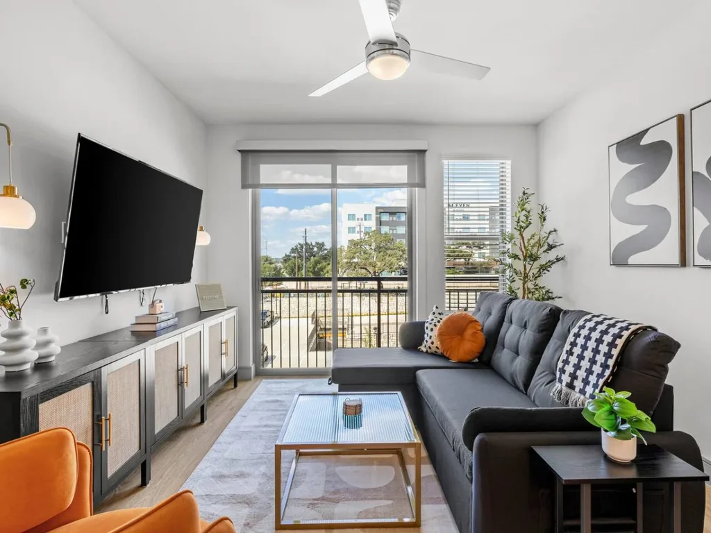 King 1 BD 1BA Suite w Pool/Gym/Parking & Office!