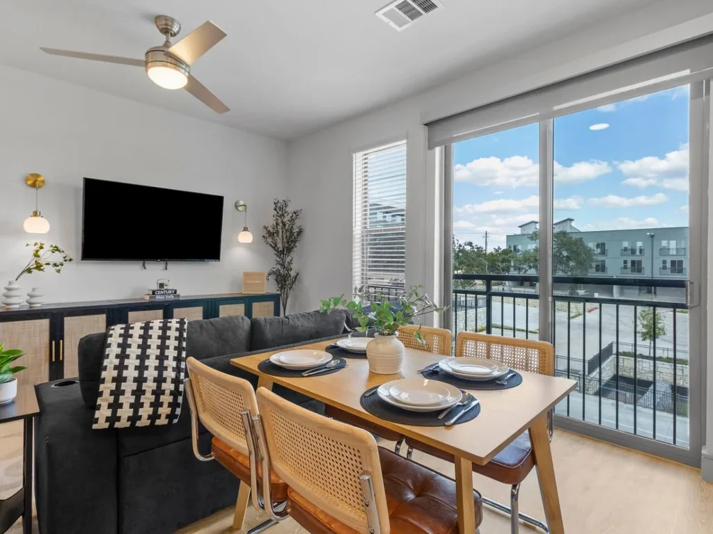 Lux King Suite | Gym | Pool | Techridge