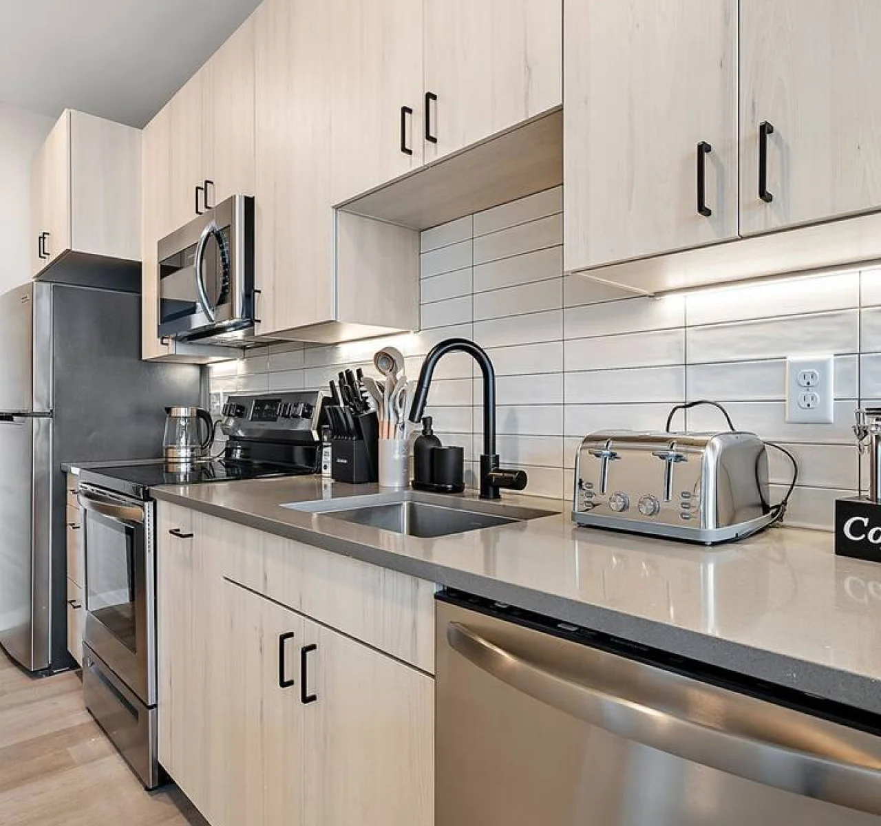 You’ll love the convenience of this fully equipped kitchen, where you can brew coffee, cook meals, or prepare snacks. The cozy layout and warm ambiance make cooking here a delightful part of your stay.