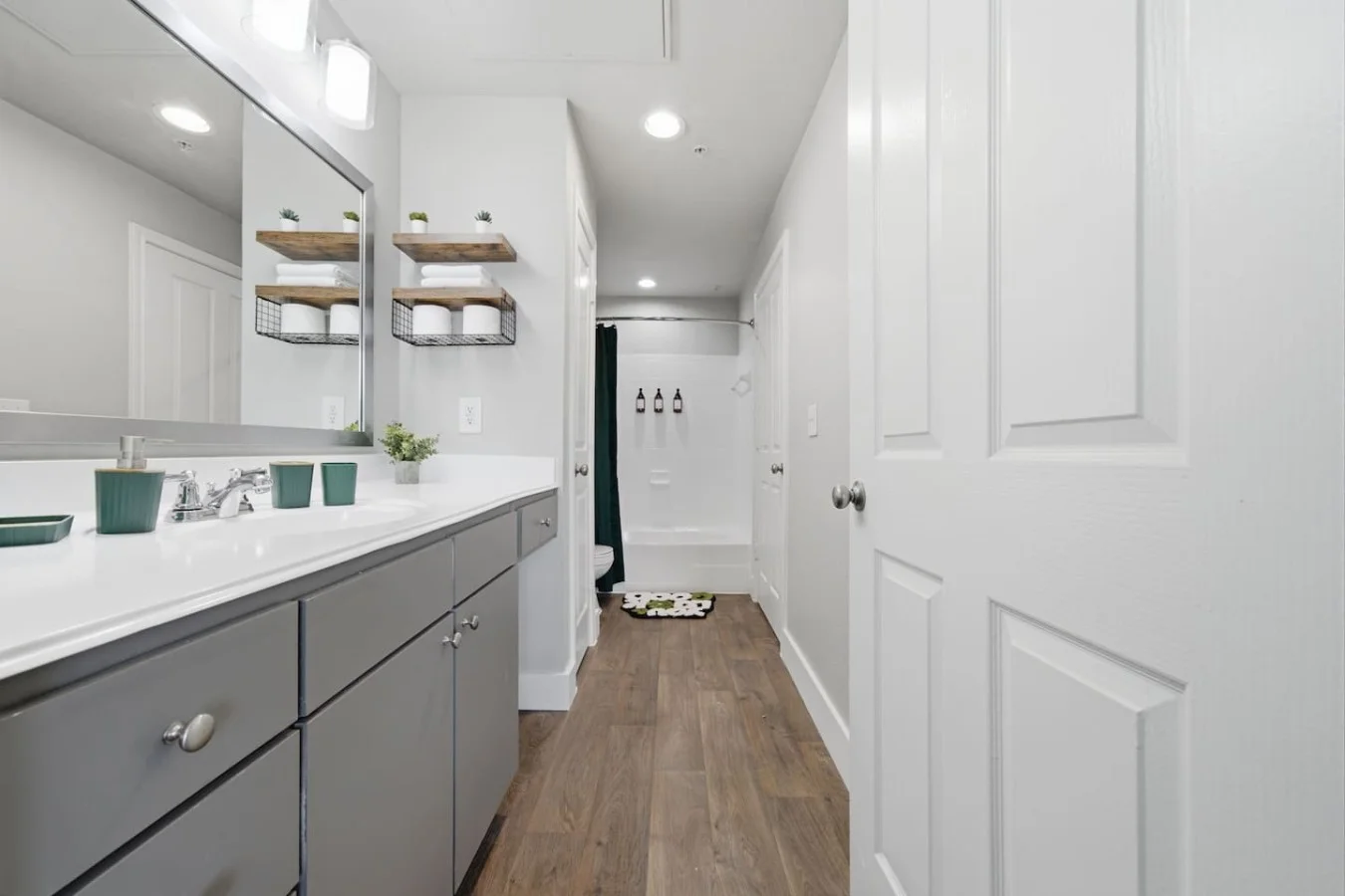 Full Bathroom, Tub/Shower Combo, With Shampoo, Conditioner And Body Wash