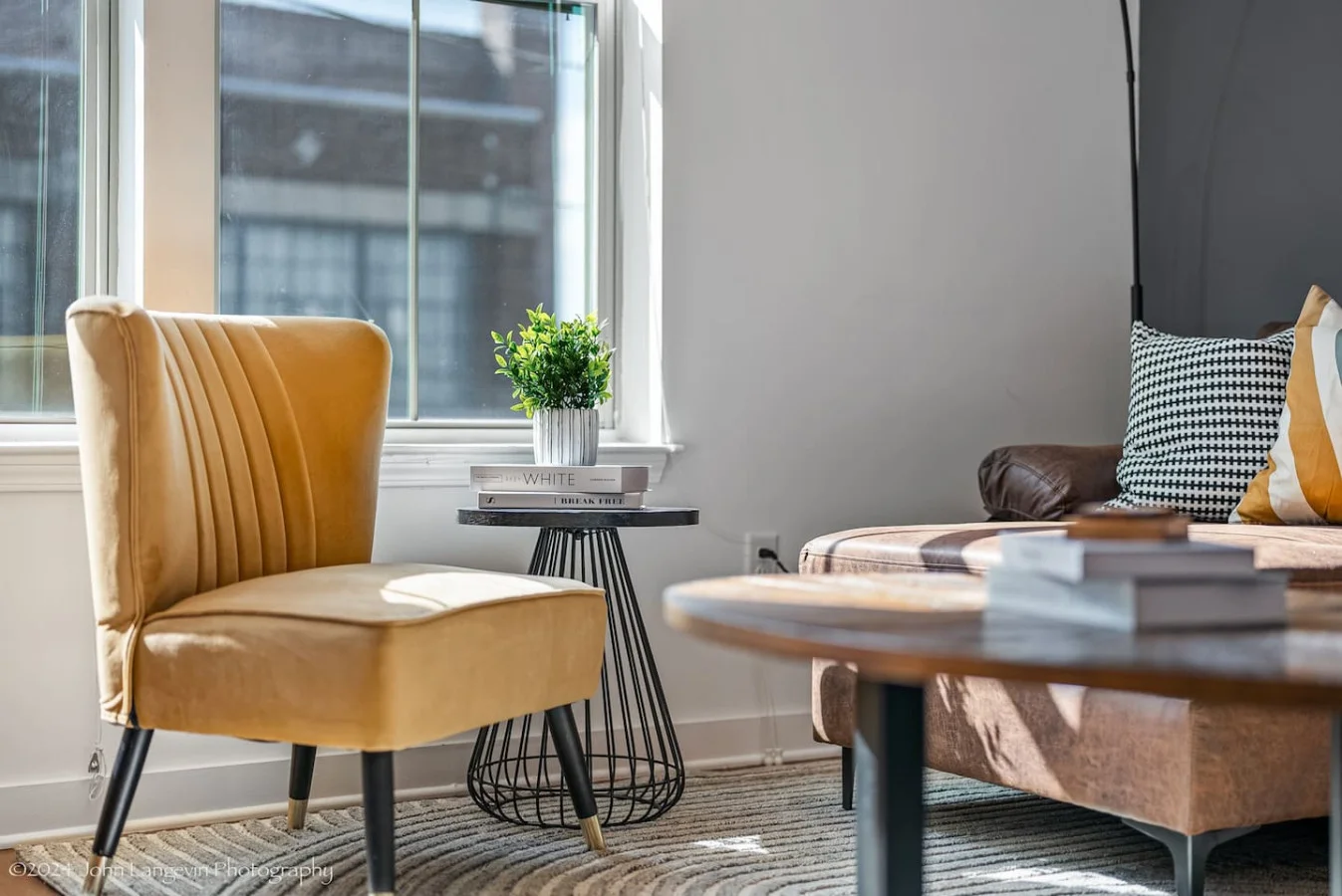 The living room invite you to relax and unwind, with a layout designed to maximize comfort and tranquility.