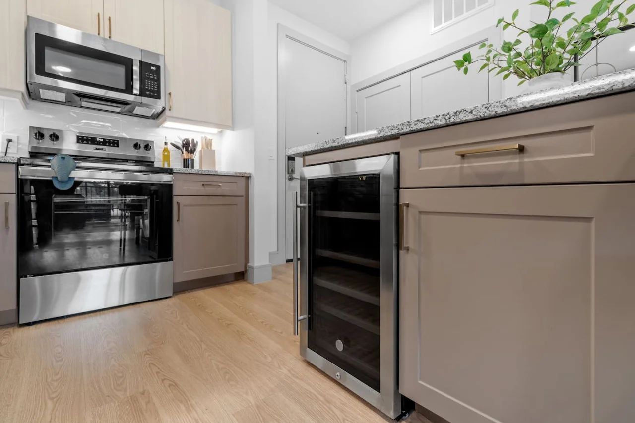 The kitchen’s open layout allows you to move freely as you prepare meals, with everything you need at your fingertips.