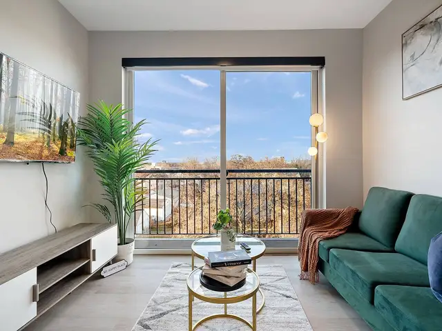 1 Bed+Garage parking W/Gym+ Few mins to Downtown!