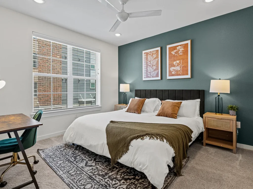 Lux APT Close to Downtown w/KING BED+BALCONY+LNDRY