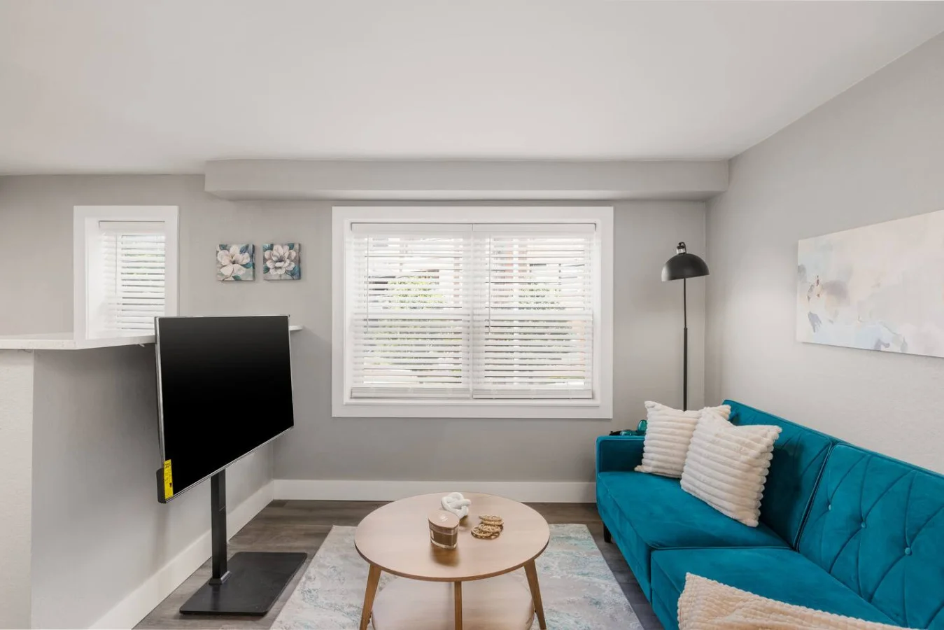 The living room invite you to relax and unwind, with a layout designed to maximize comfort and tranquility.