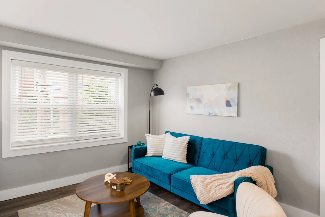 The living room invite you to relax and unwind, with a layout designed to maximize comfort and tranquility.