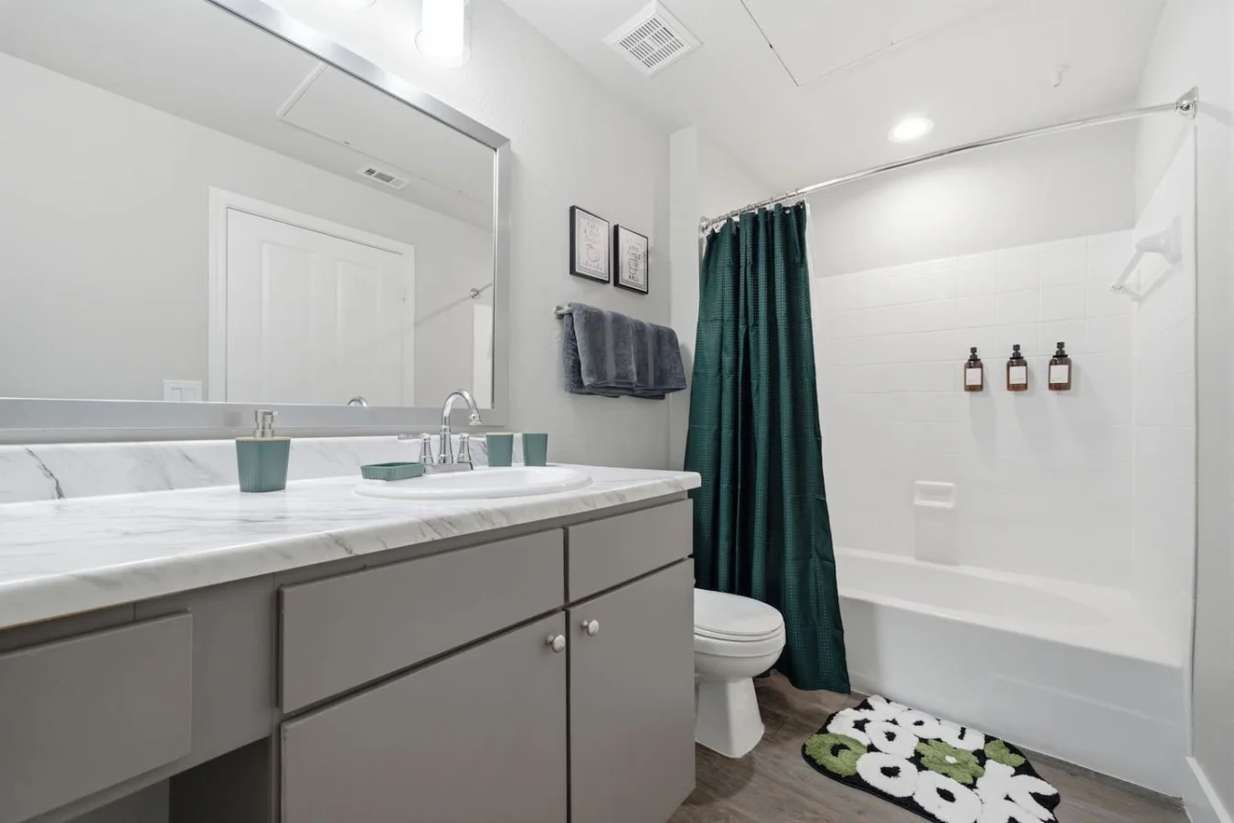 Full Bathroom W/ Tub/Shower Combo