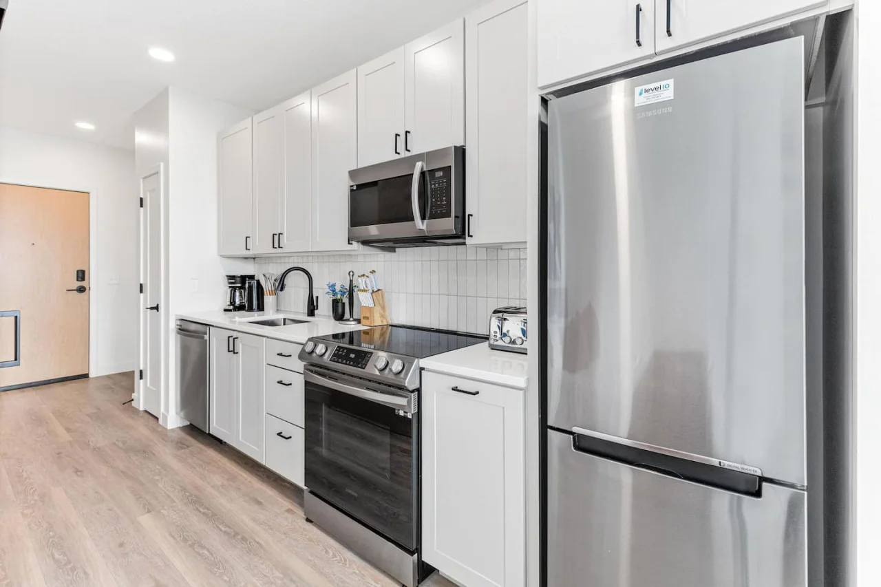 You’ll love the convenience of this fully equipped kitchen, where you can brew coffee, cook meals, or prepare snacks. The cozy layout and warm ambiance make cooking here a delightful part of your stay.