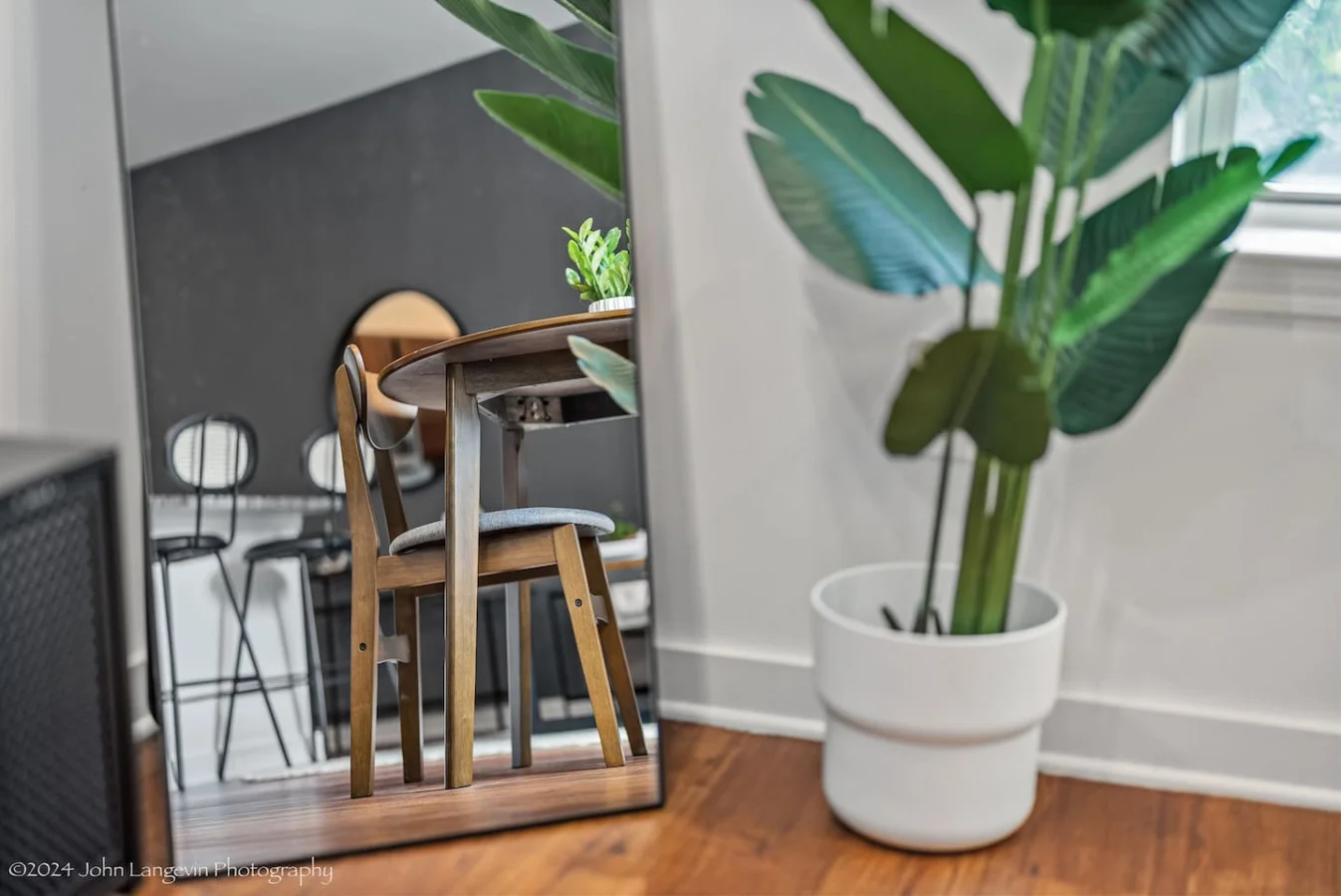 You feel a sense of peace as you step into the living room , with its inviting decor and soothing tones.