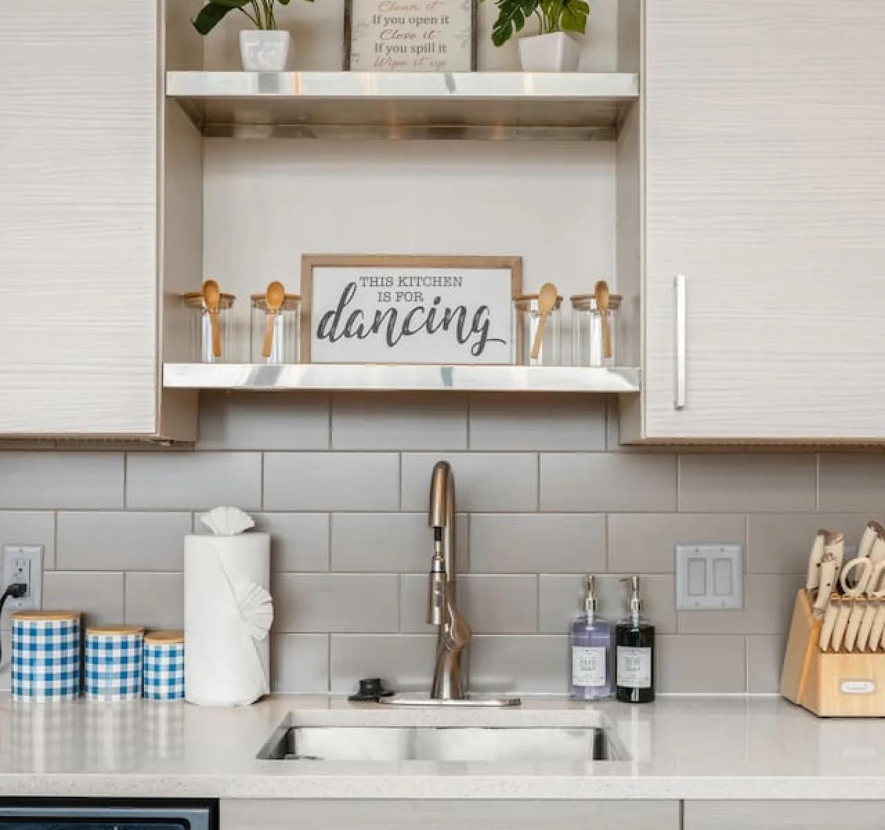You’ll love the convenience of this fully equipped kitchen, where you can brew coffee, cook meals, or prepare snacks. The cozy layout and warm ambiance make cooking here a delightful part of your stay.