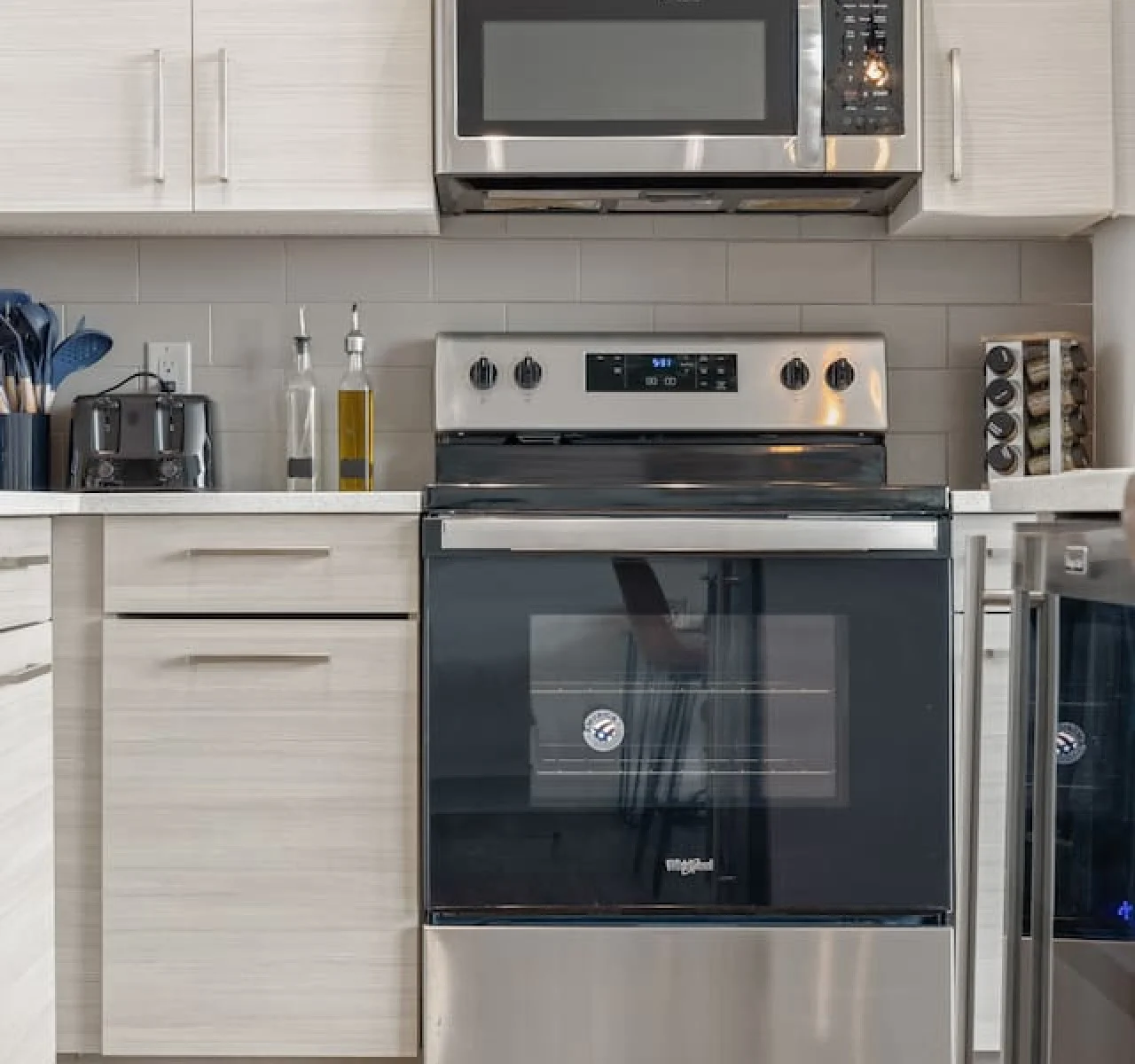The kitchen’s open layout allows you to move freely as you prepare meals, with everything you need at your fingertips.