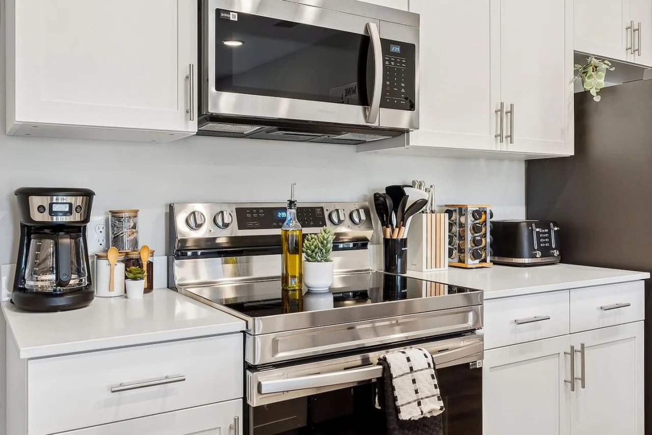 The kitchen’s open layout allows you to move freely as you prepare meals, with everything you need at your fingertips.
