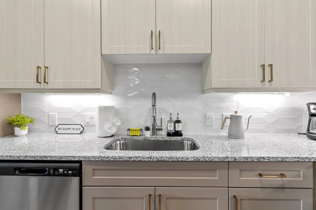 The kitchen’s open layout allows you to move freely as you prepare meals, with everything you need at your fingertips.