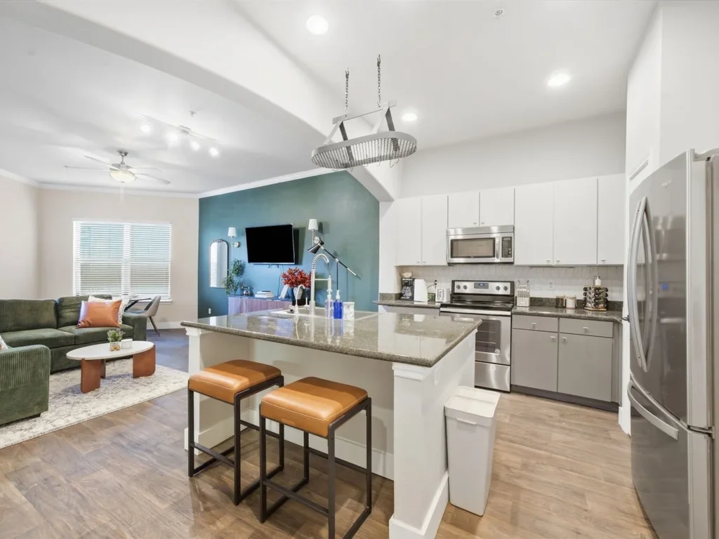 Luxuries 1-bed 1-bath| Sleeps 2 | Pool/Gym/Parking