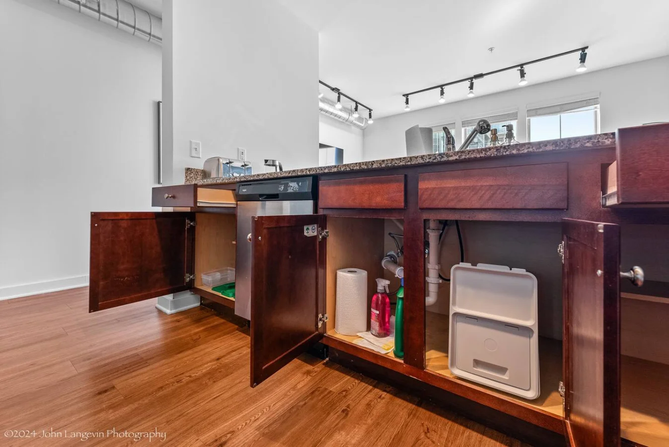 The kitchen’s open layout allows you to move freely as you prepare meals, with everything you need at your fingertips.