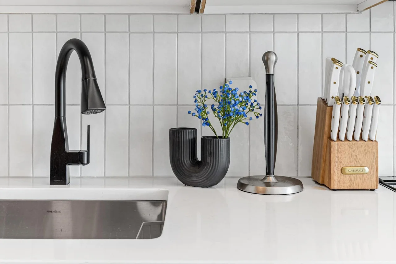 As you open the kitchen, you discover an assortment of coffee pods, and sugar, ensuring you have everything you need for a perfect morning or afternoon pick-me-up.