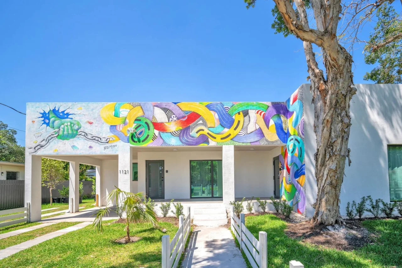 3BR/2BA|Vivid Vibe Villa|Gated Driveway & Backyard