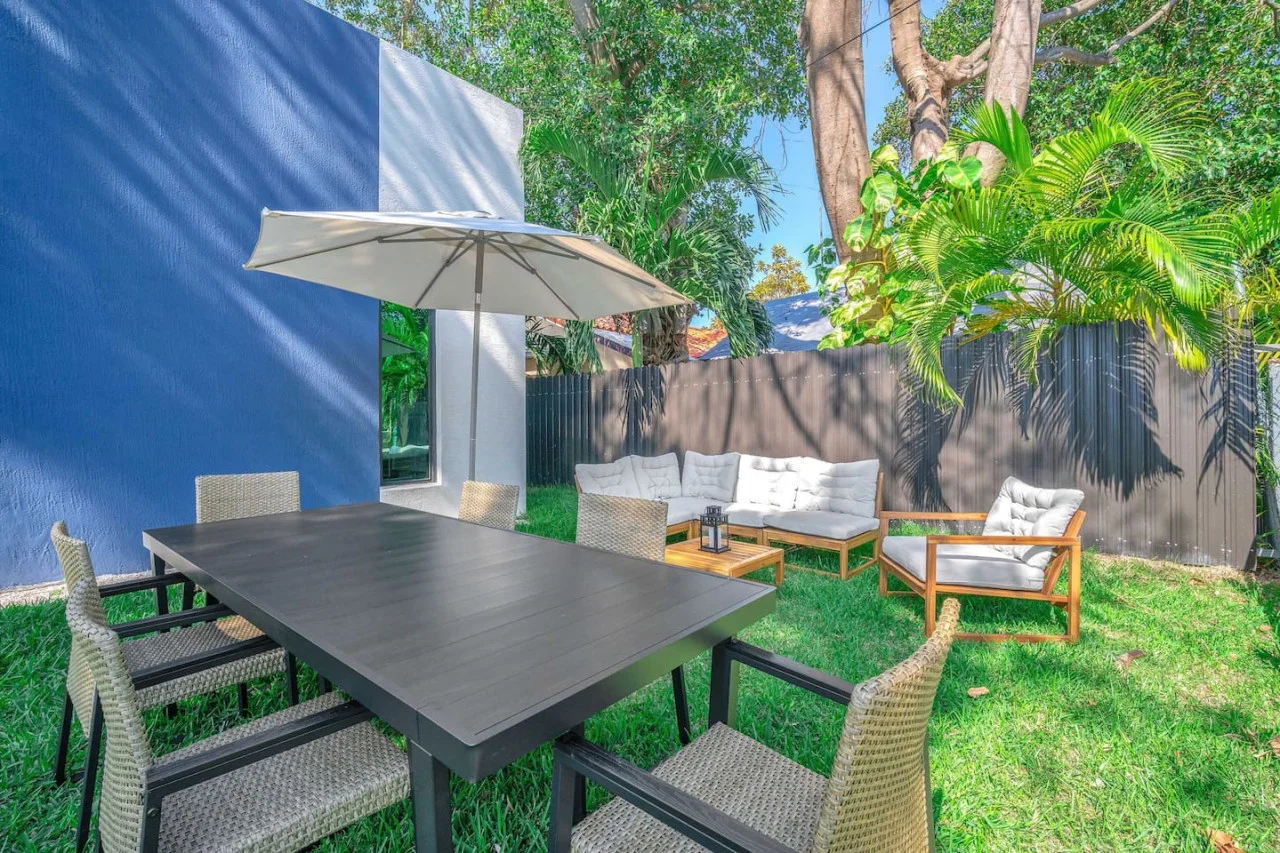 Plenty of outdoor seating.