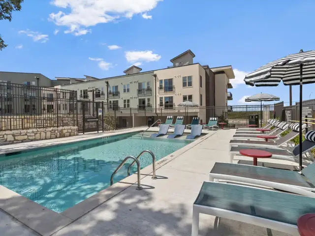 1Bed 1Bath Pool + Gym | Near Domain Mall + Airport