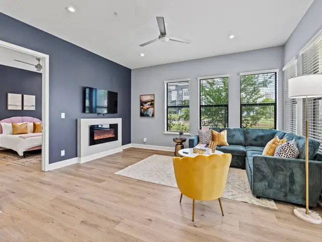 Modern City 2BR • Rooftop Lounge + Gym