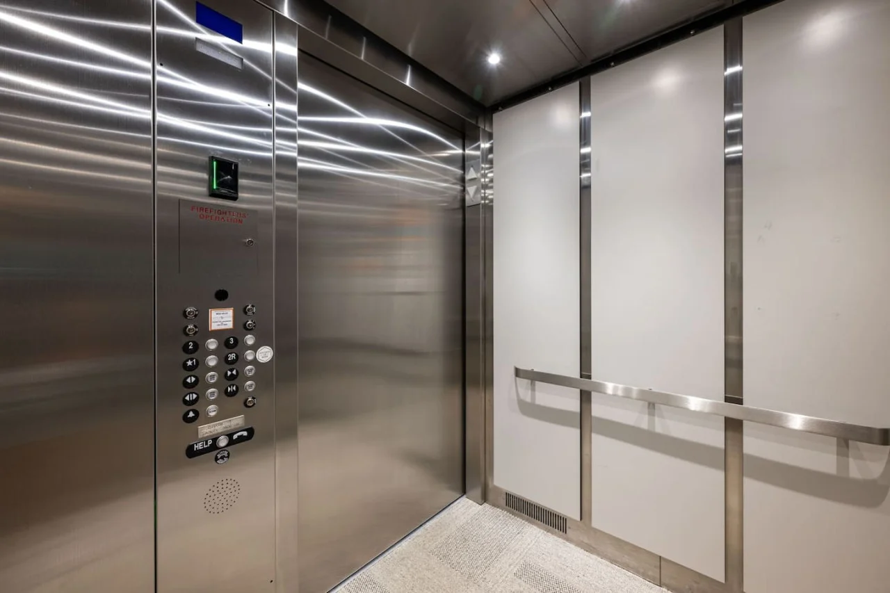 Spacious building elevator