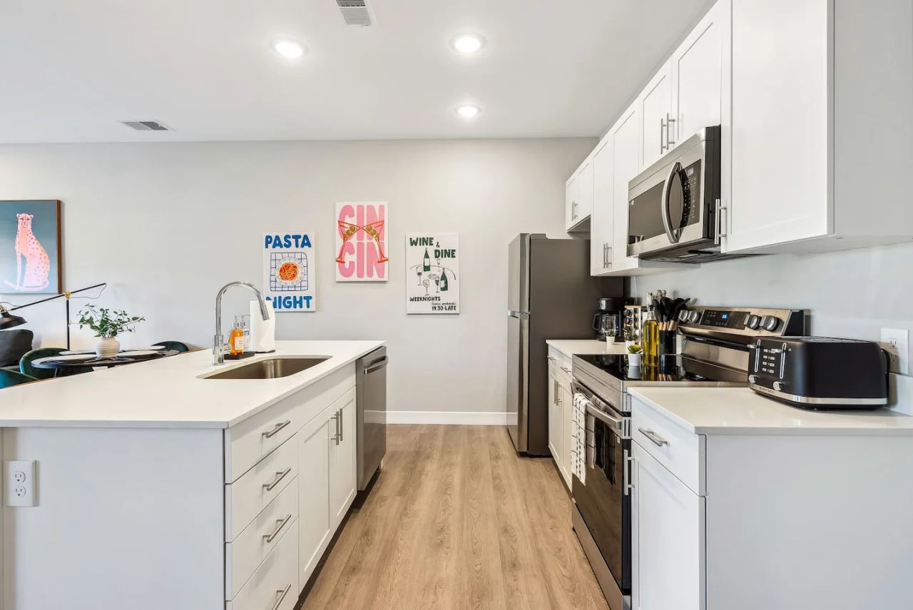 The kitchen’s open layout allows you to move freely as you prepare meals, with everything you need at your fingertips.
