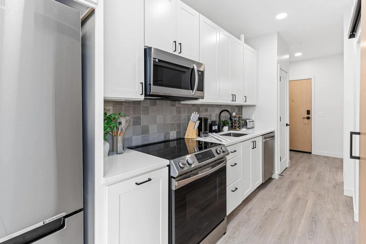 Front hallway - Fully equipped kitchen w/ Stainless steel appliances - Microwave - Dishwasher - Fridge & Freezer - Stove - Sink - Toaster - Spice rack - Kettle - Coffee maker - Knife block - View of front door & Foyer