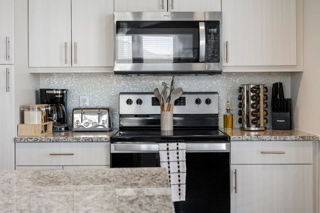 The kitchen’s open layout allows you to move freely as you prepare meals, with everything you need at your fingertips.